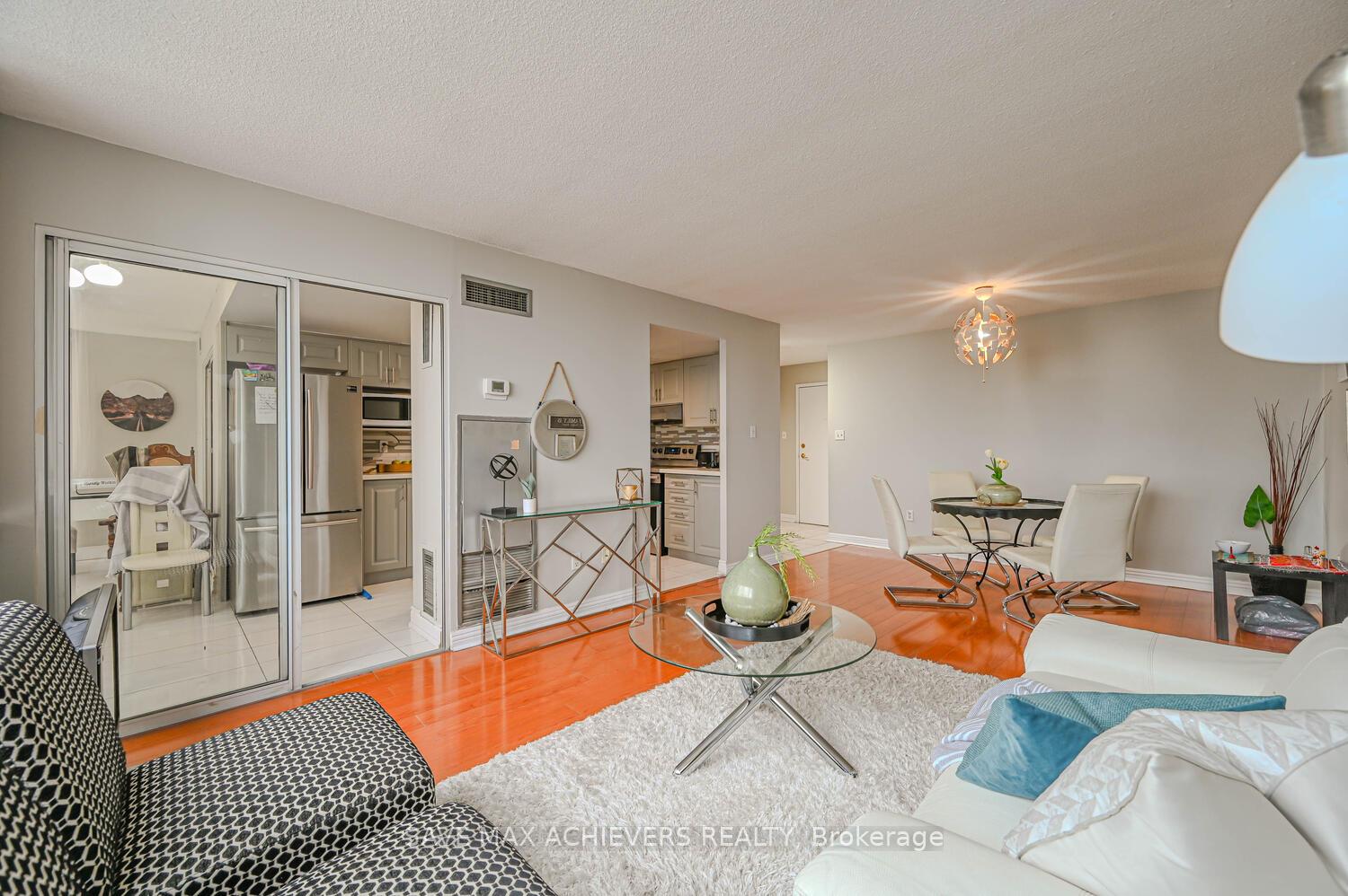 3 Bedrooms Condo at 21 Markbrook, Toronto For sale