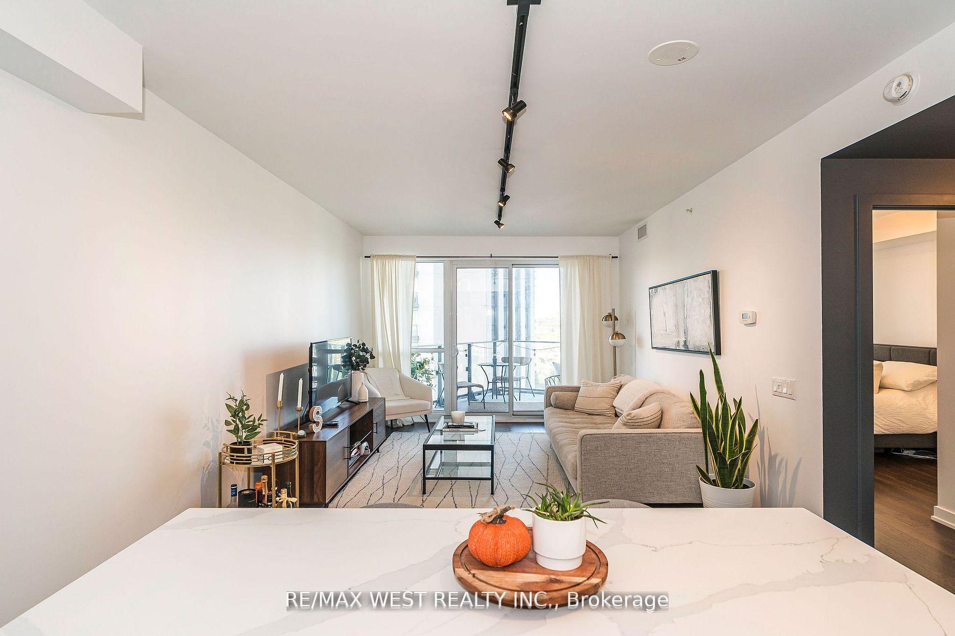 1 Bedroom Condo at 10 Park Lawn, Toronto For sale