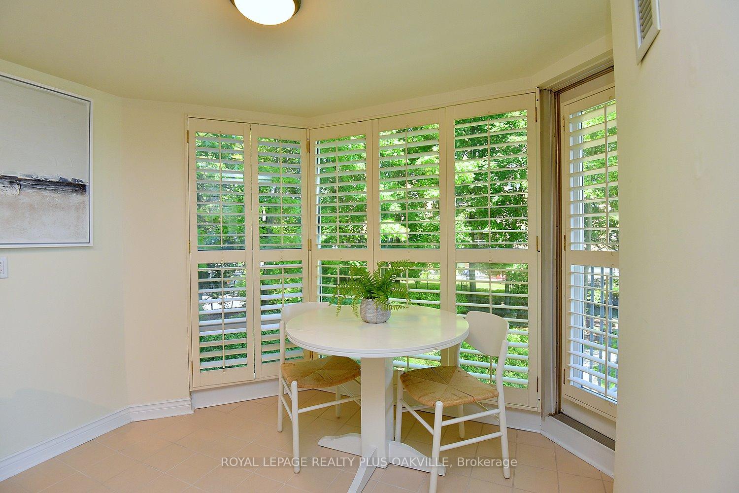 2 Bedrooms Condo at 2190 Lakeshore, Burlington For sale