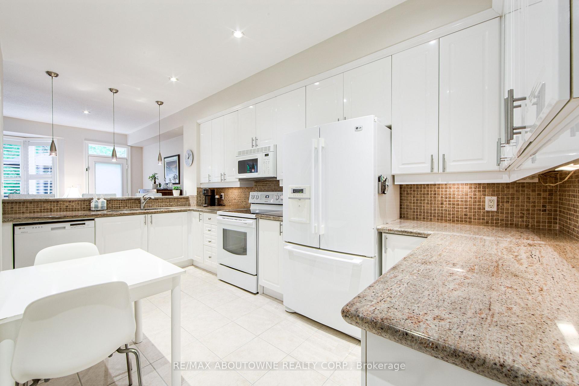 4 Bedrooms Condo at 300 Ravineview, Oakville For sale