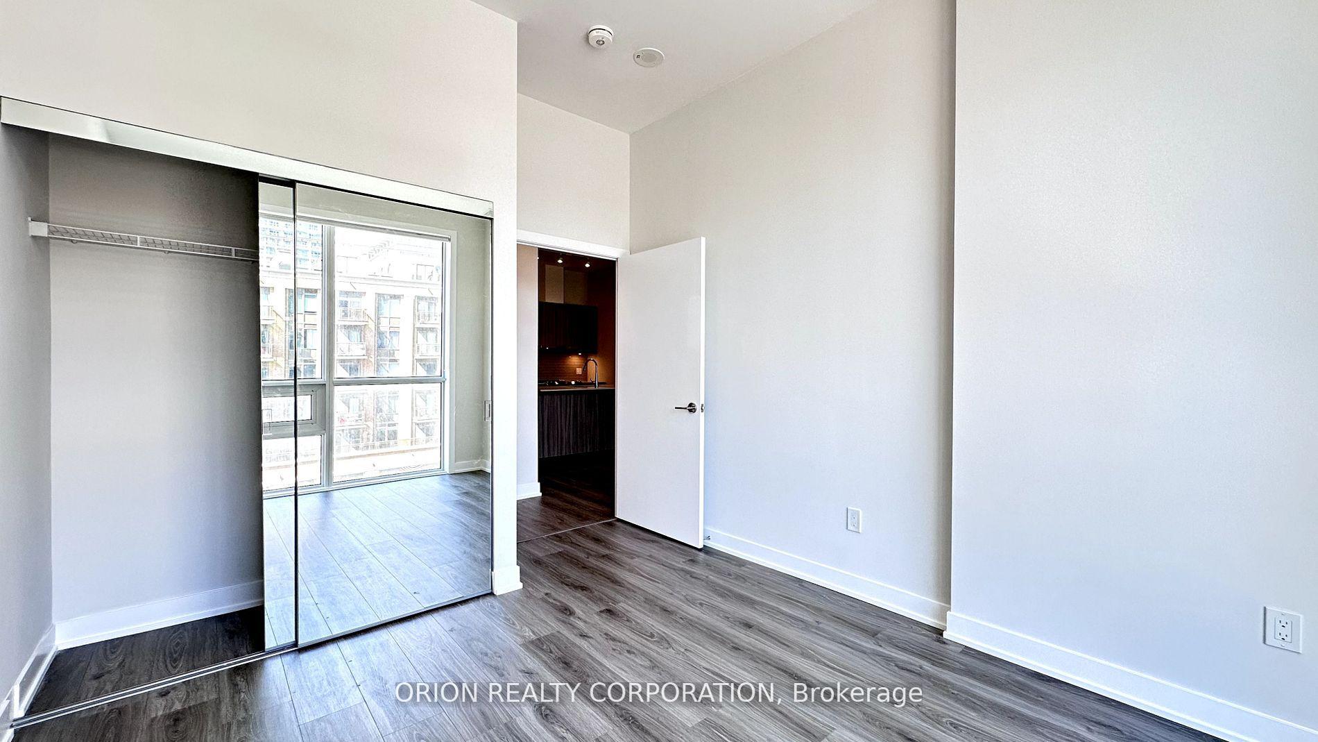 2 Bedrooms Condo at 430 Square One, Mississauga For sale