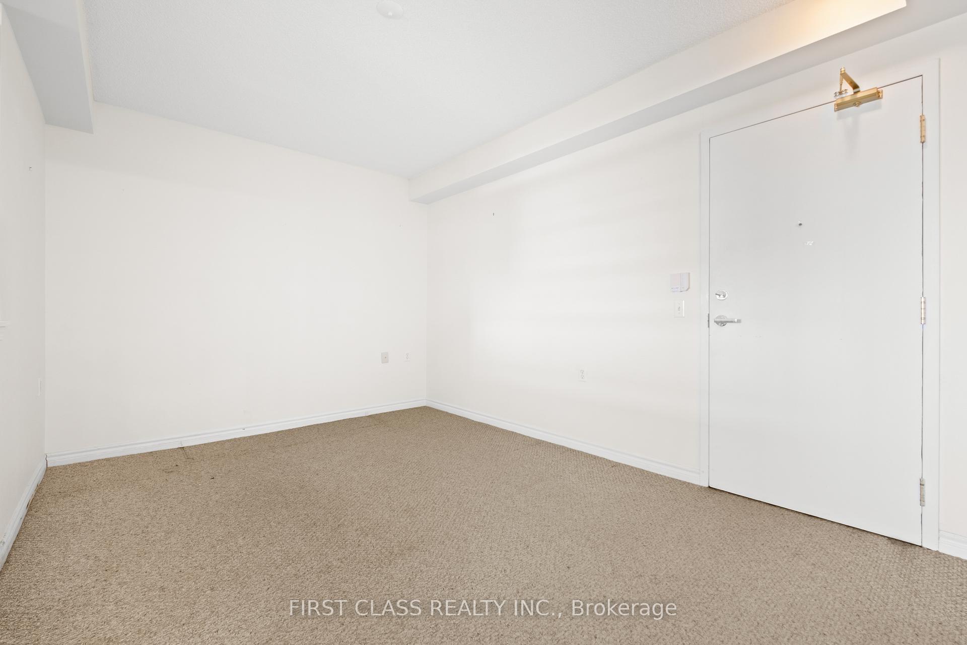 3 Bedrooms Condo at 200 Burnhamthorpe, Mississauga For sale