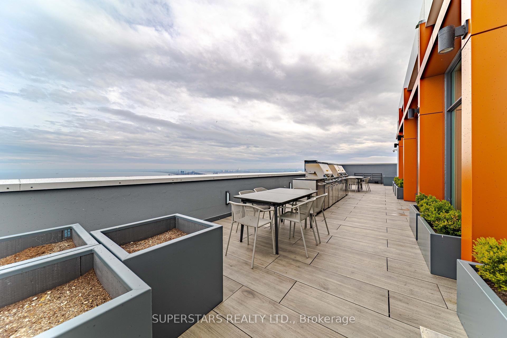 2 Bedrooms Condo at 500 Brock, Burlington For sale