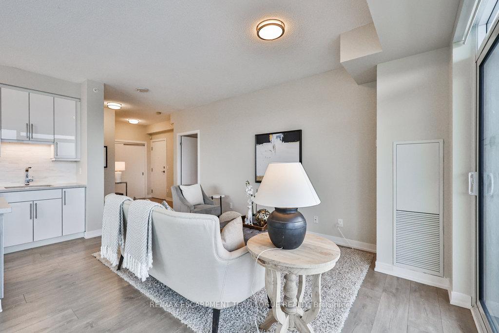 2 Bedrooms Condo at 2081 Fairview,  Burlington For sale