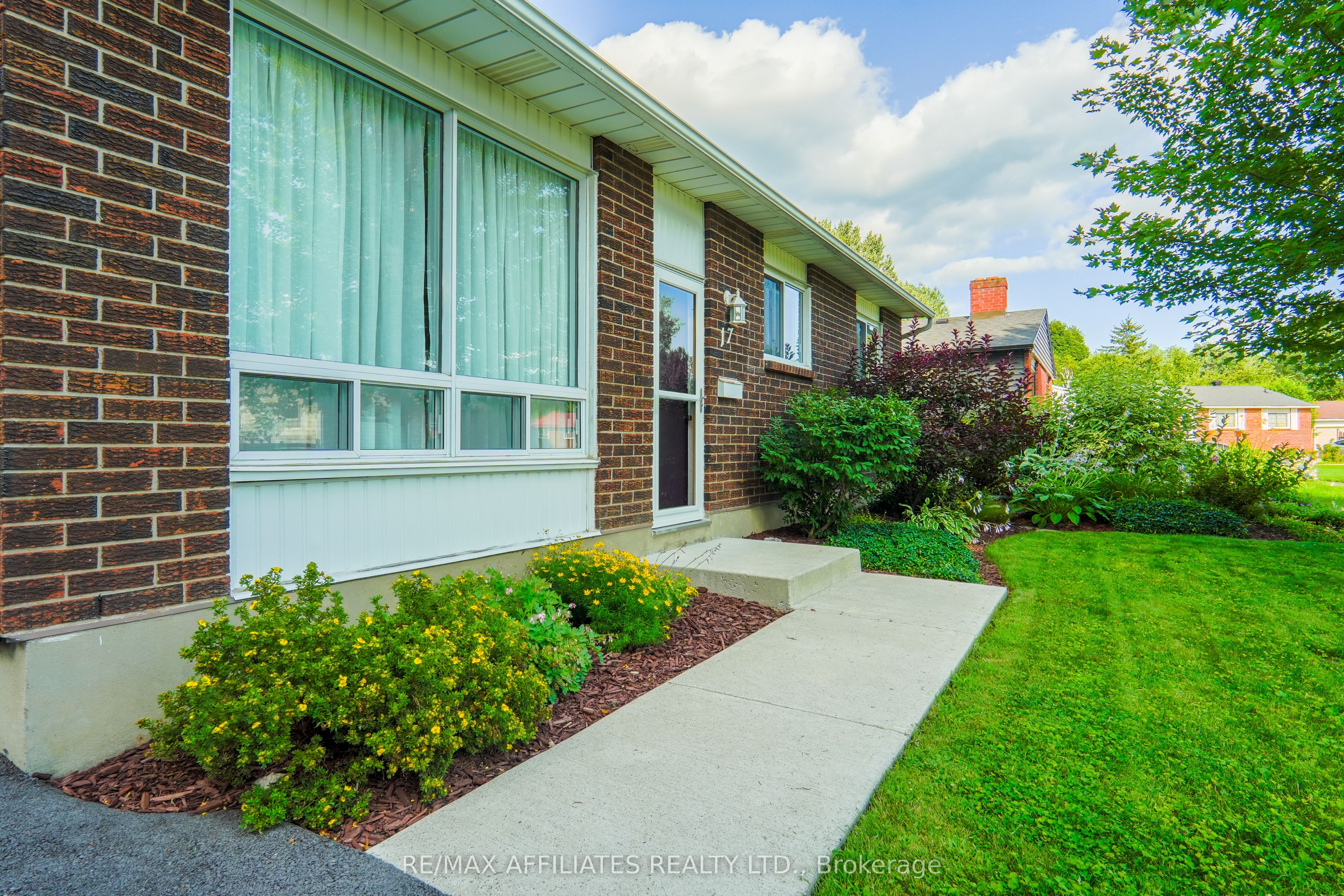 17 Uxbridge Crescent, Kanata, ON K2L 1P6