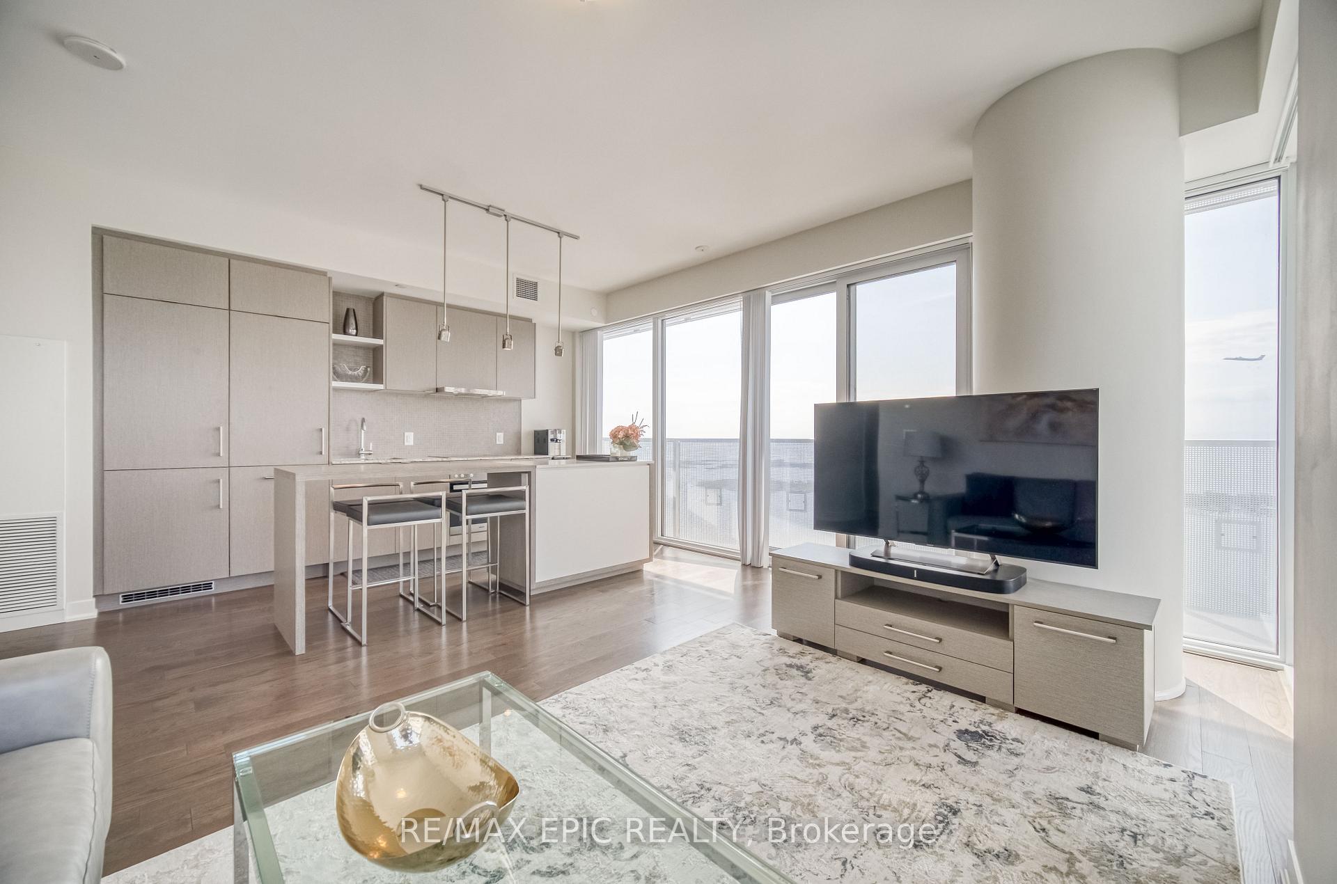 3 Bedrooms Condo at 88 Harbour,  Toronto For sale