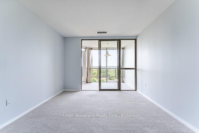 2 Bedrooms Condo at 5080 Pinedale, Burlington For sale