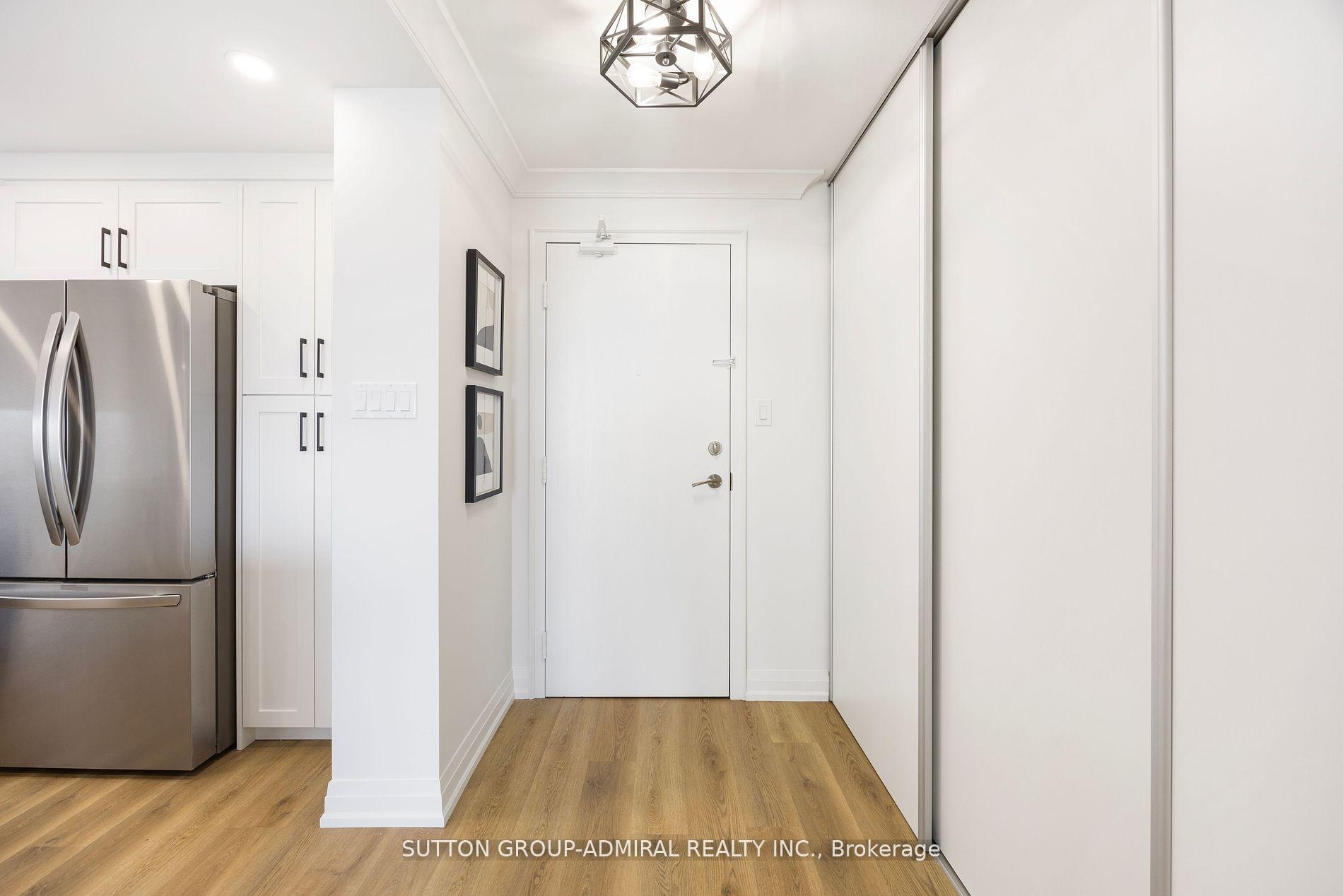 2 Bedrooms Condo at 11 Townsgate,  Vaughan For sale