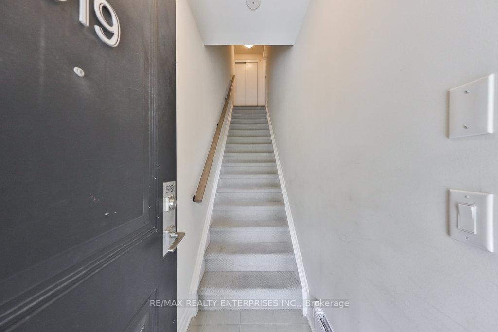 2 Bedrooms Condo at 657 Cricklewood, Mississauga For sale