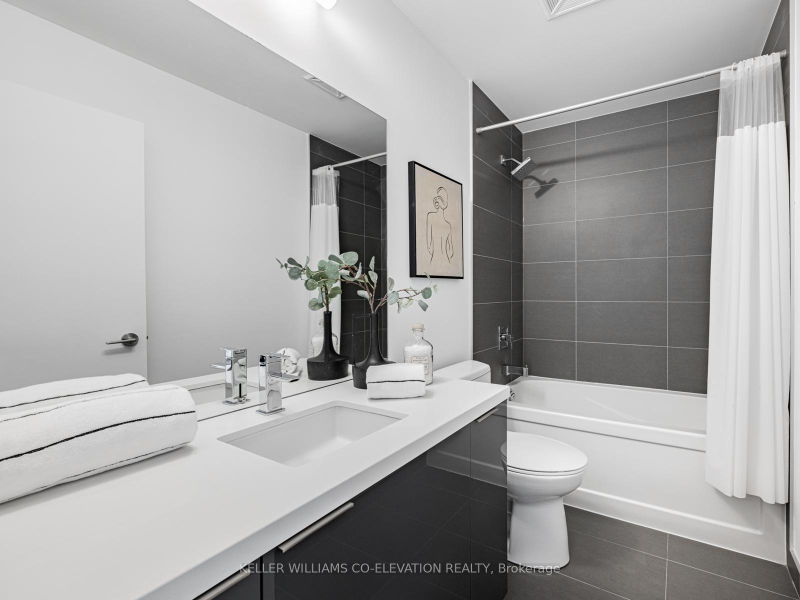 1 Bedroom Condo at 8 Eglinton,  Toronto For sale