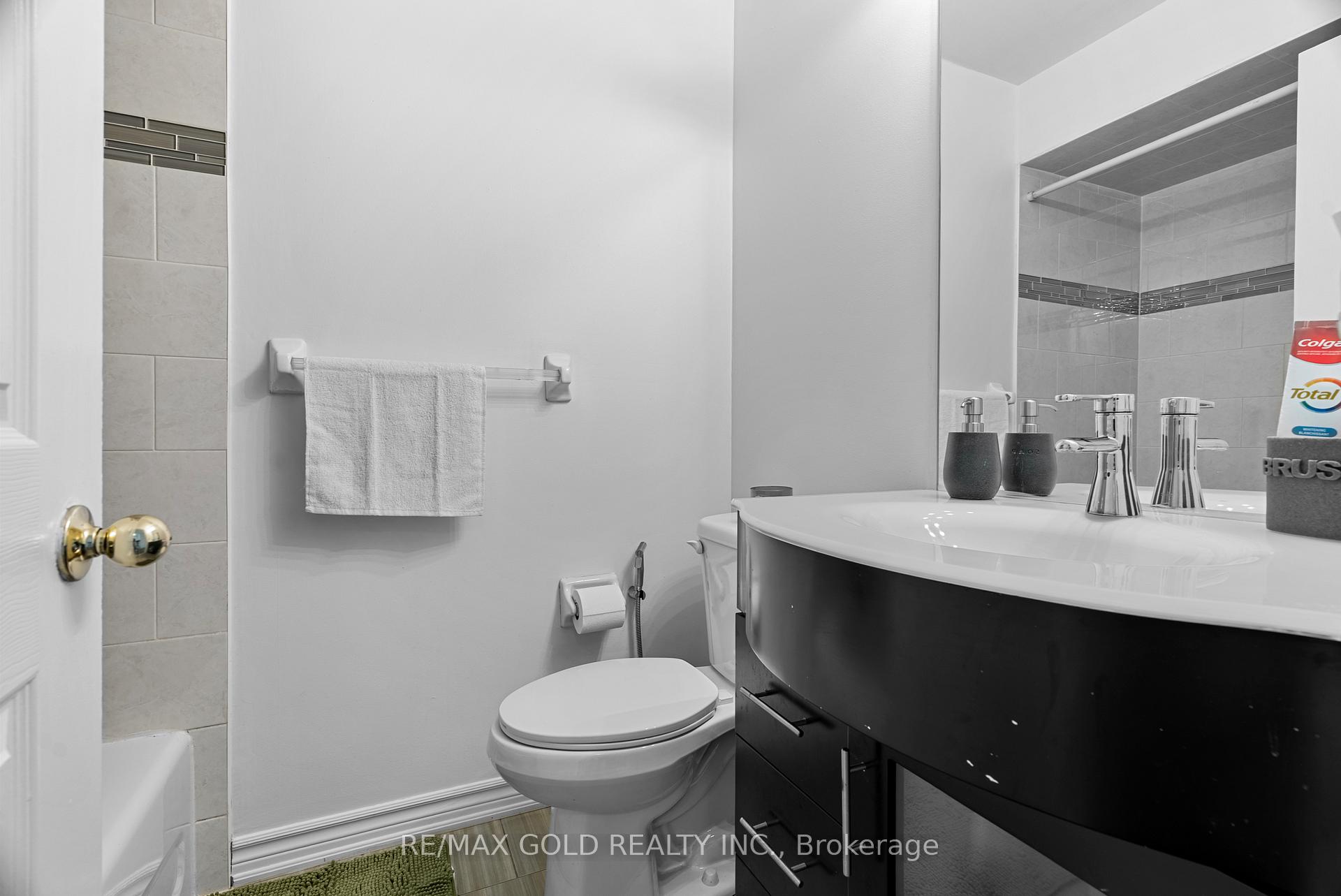 3 Bedrooms Condo at 50 Strathaven, Mississauga For sale