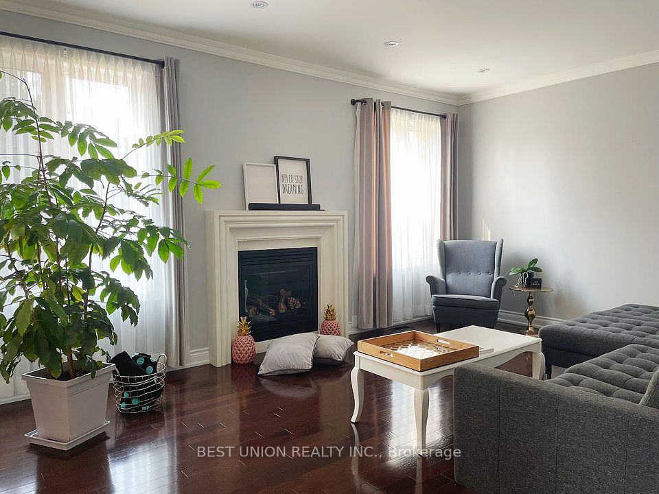15 Magdalan Crescent, Richmond Hill, ON L4E 0N4