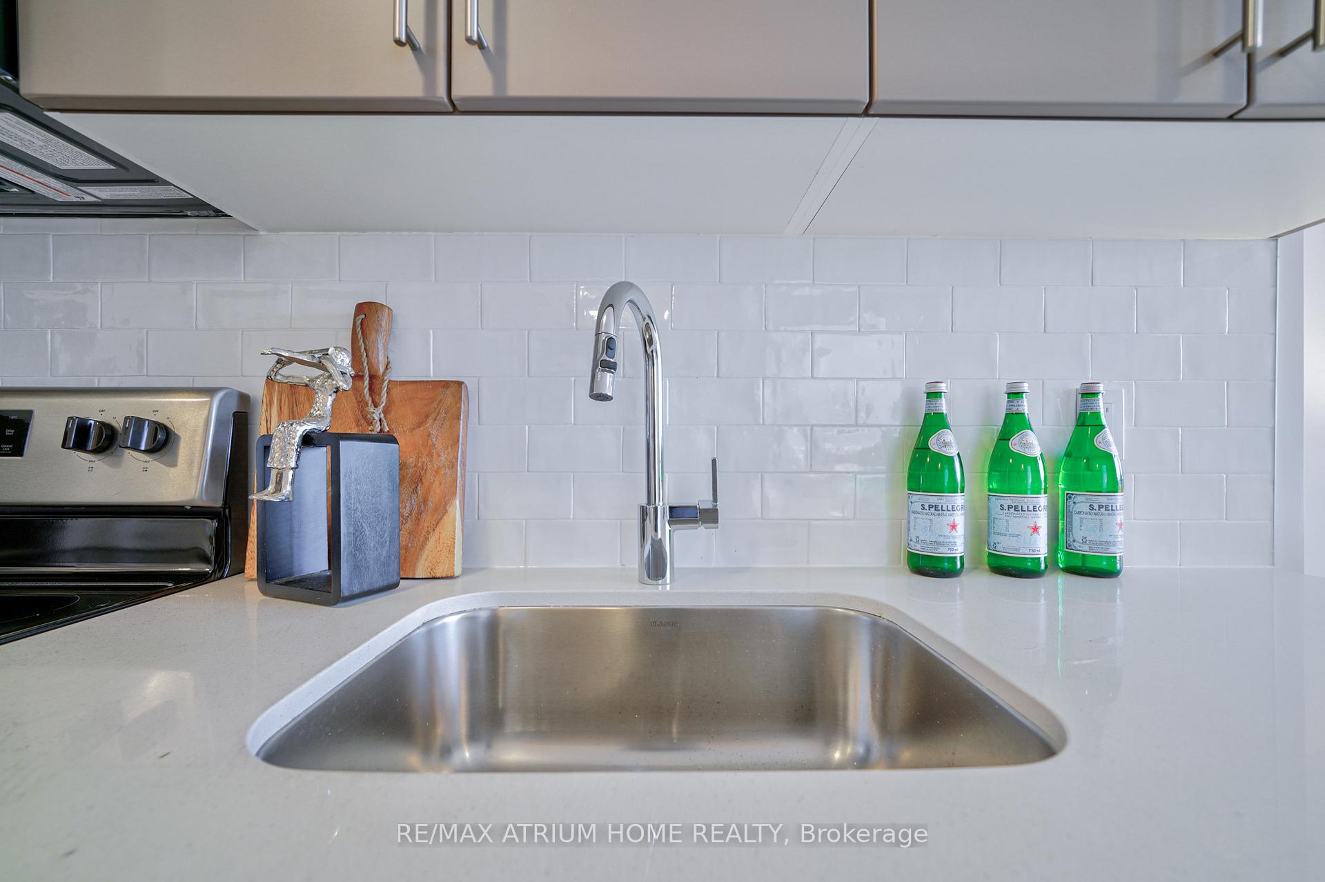 2 Bedrooms Condo at 3200 William Coltson,  Oakville For sale