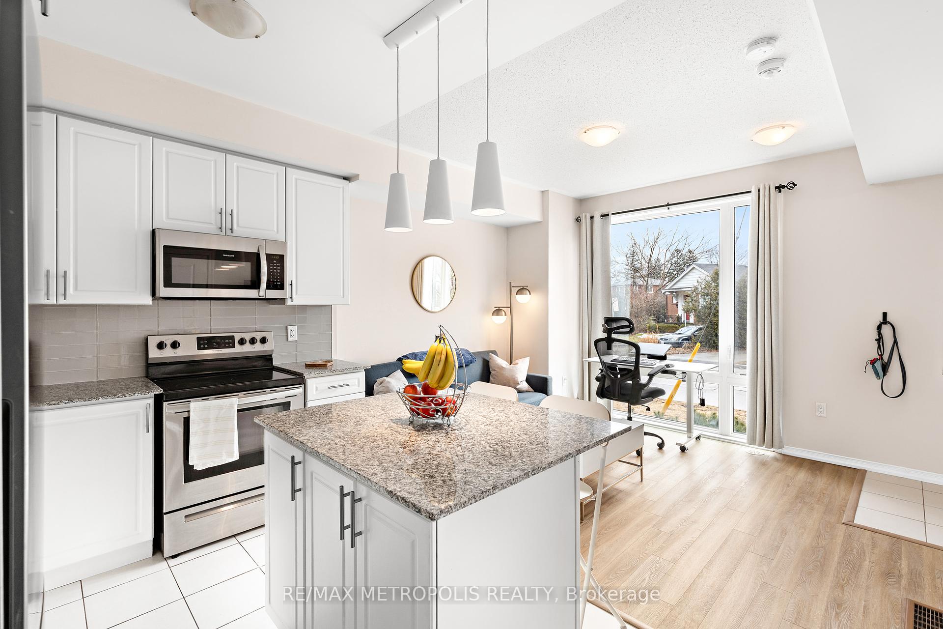 2 Bedrooms Condo at 24 Fieldway,  Toronto For sale