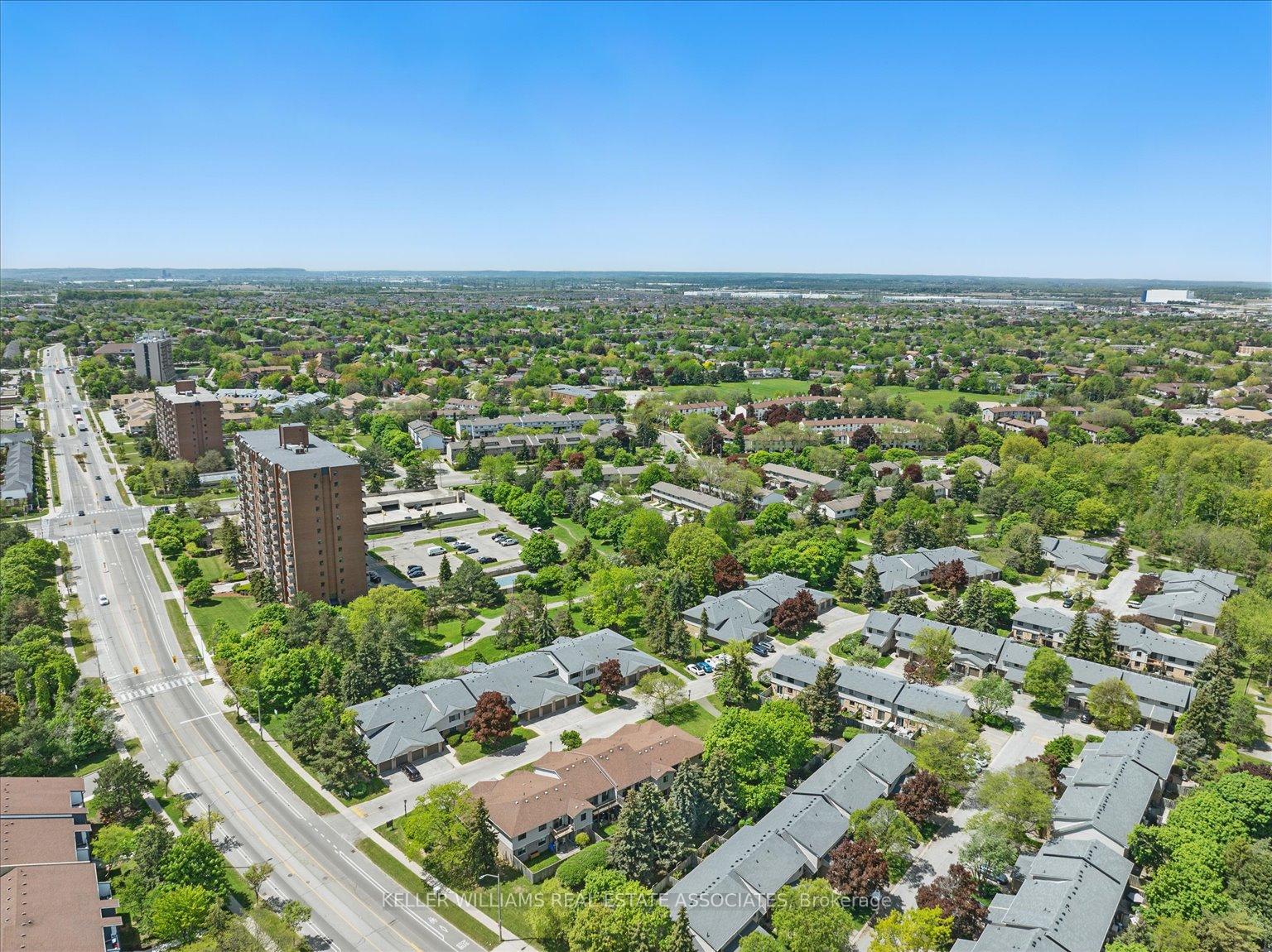 3 Bedrooms Condo at 2701 Aquitaine, Mississauga For sale