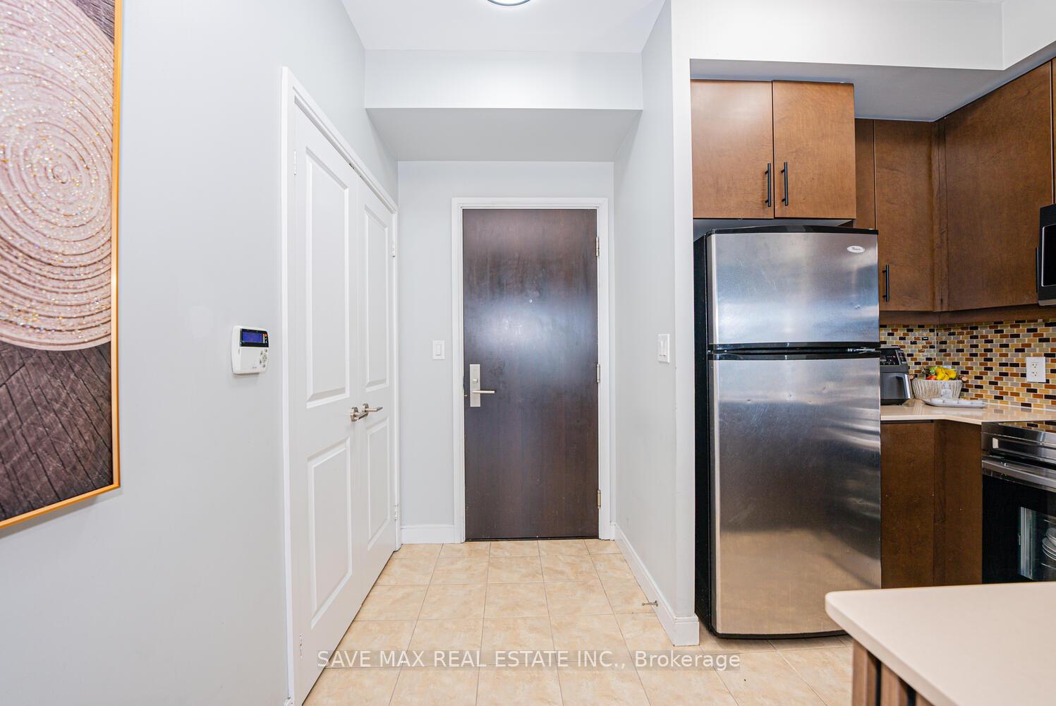 2 Bedrooms Condo at 60 Absolute, Mississauga For sale