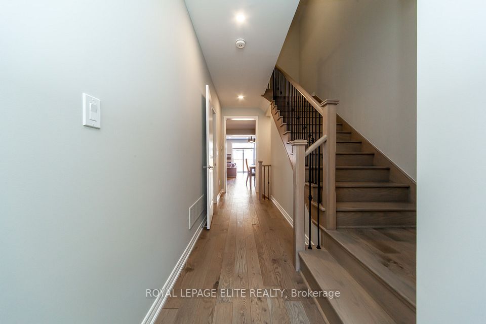 HARDWOOD FLOOR HALLWAY