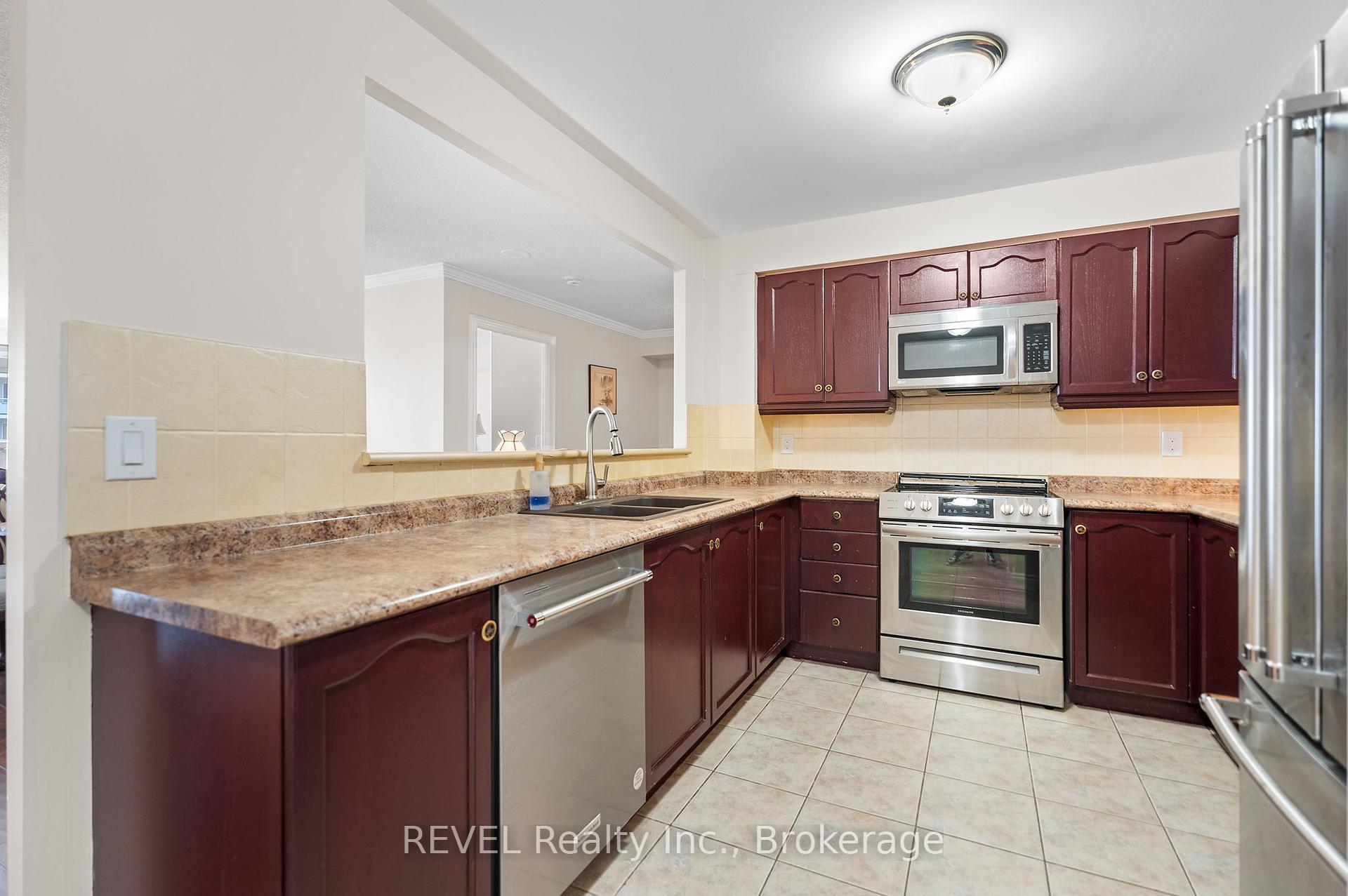 2 Bedrooms Condo at 442 Maple, Burlington For sale