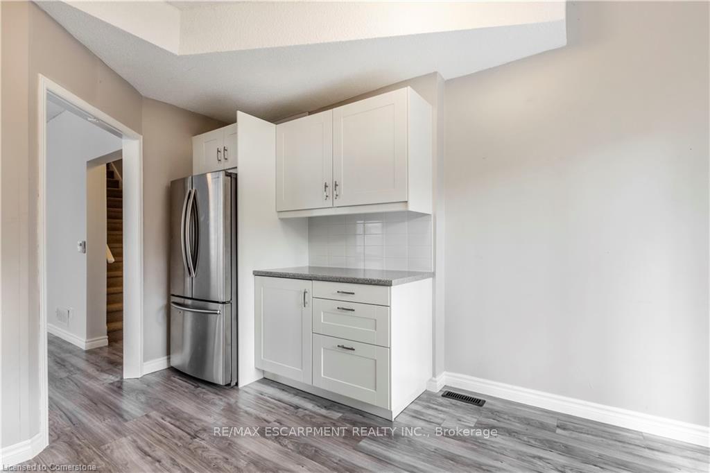 3 Bedrooms Condo at 4199 Longmoor, Burlington For sale
