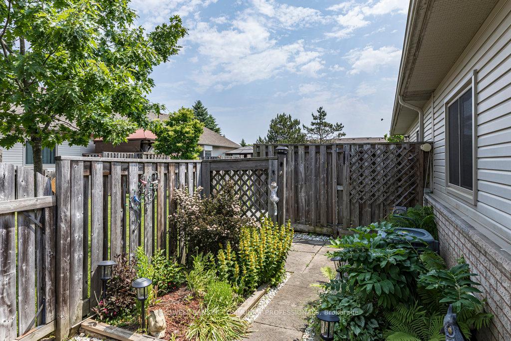 2 Bedrooms Condo at 130 Southbrook, Hamilton For sale