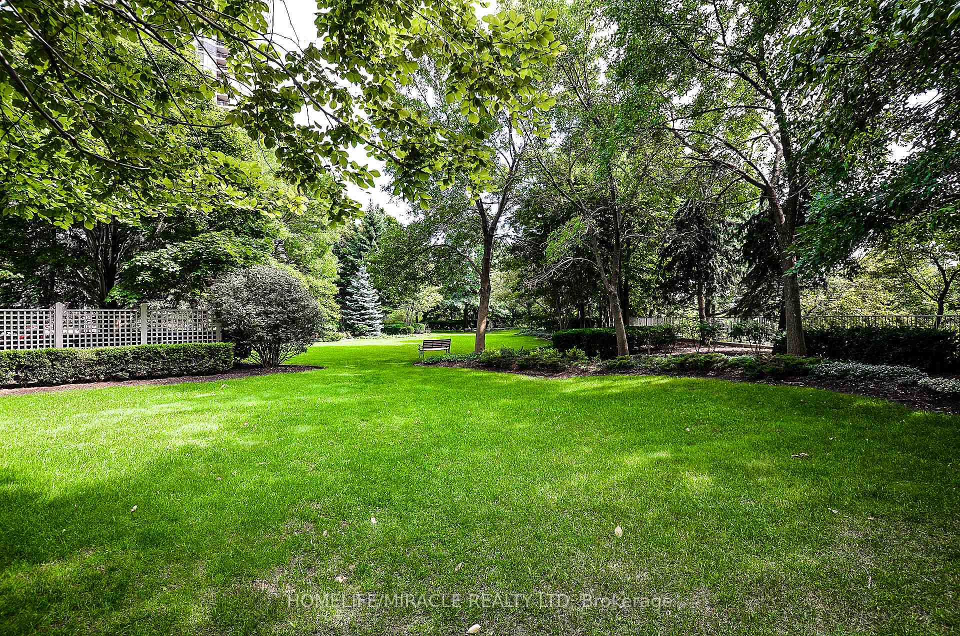 2 Bedrooms Condo at 50 Eglinton, Mississauga For sale
