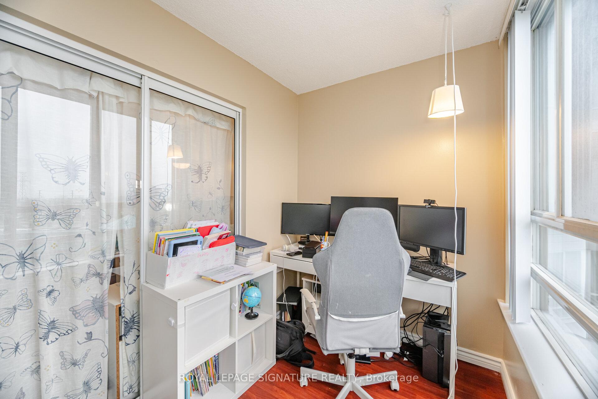 3 Bedrooms Condo at 50 Kingsbridge Garden, Mississauga For sale