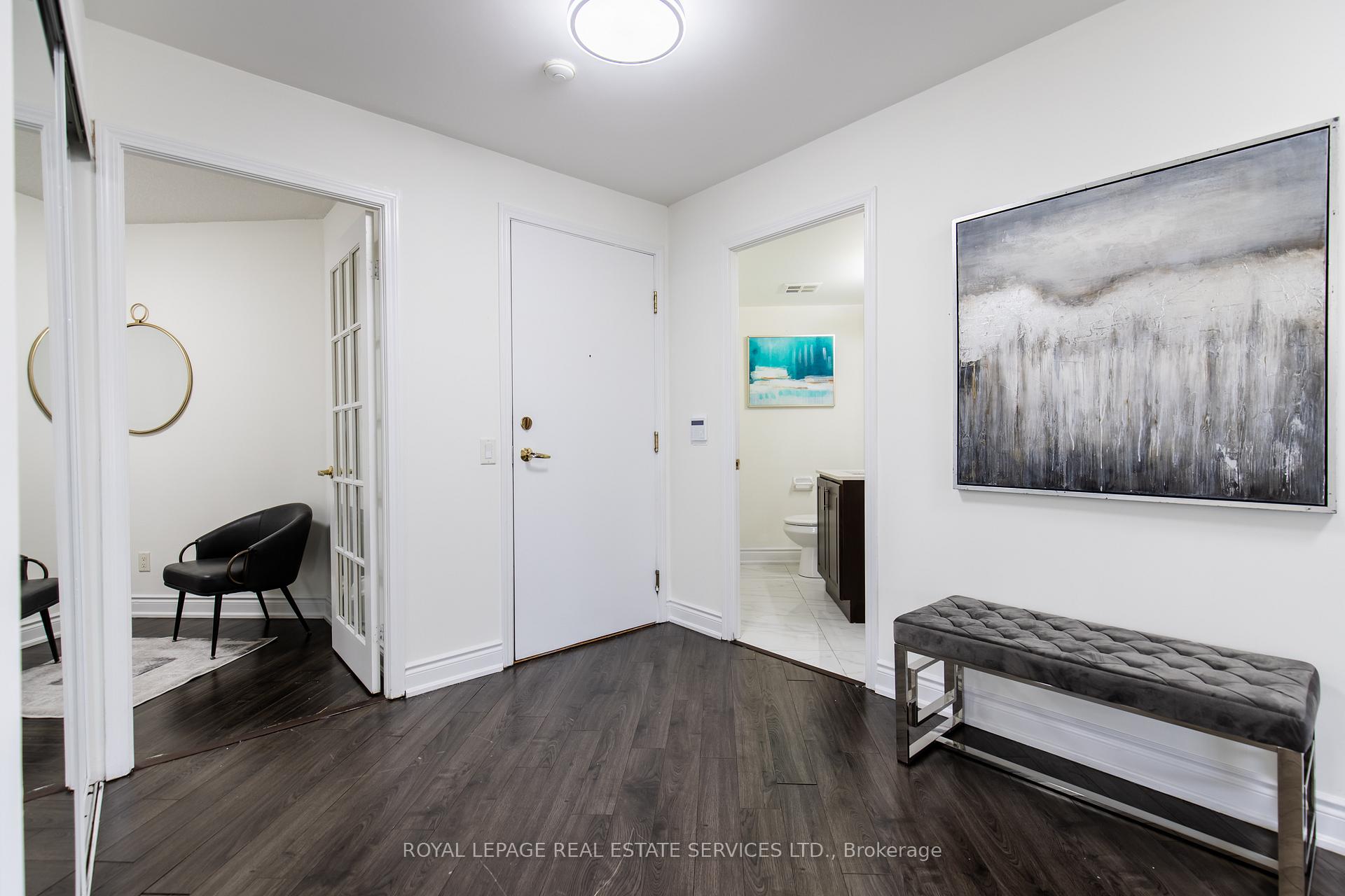 3 Bedrooms Condo at 25 Kingsbridge Garden, Mississauga For sale