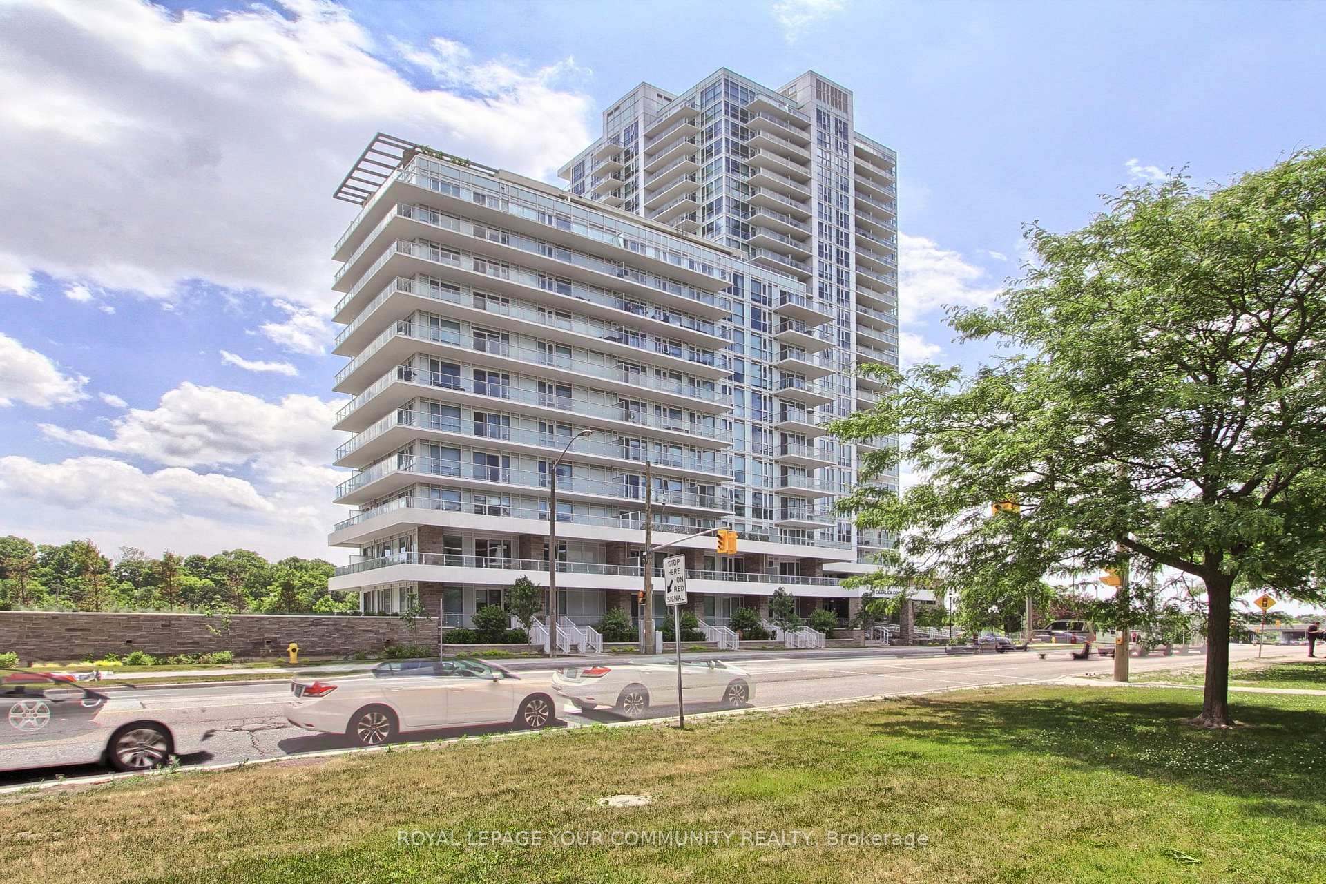 2 Bedrooms Condo at 10 Deerlick, Toronto For sale