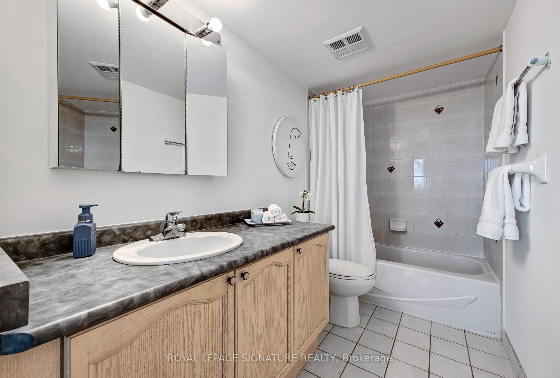 2 Bedrooms Condo at 233 Beecroft, Toronto For sale