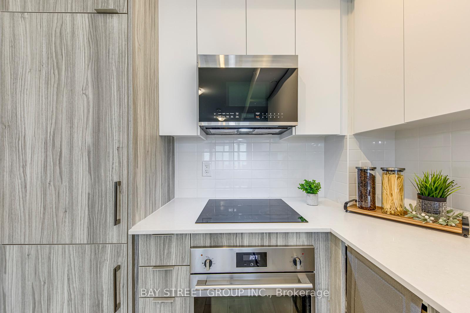 2 Bedrooms Condo at 2485 Taunton, Oakville For sale