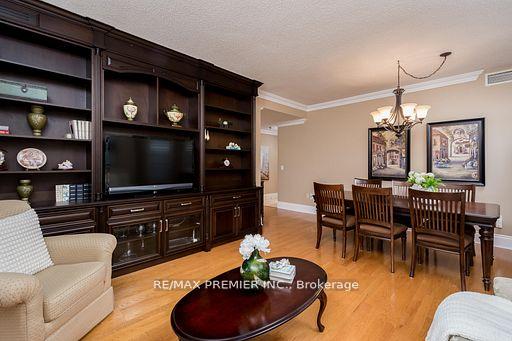 2 Bedrooms Condo at 53 Woodbridge, Vaughan For sale