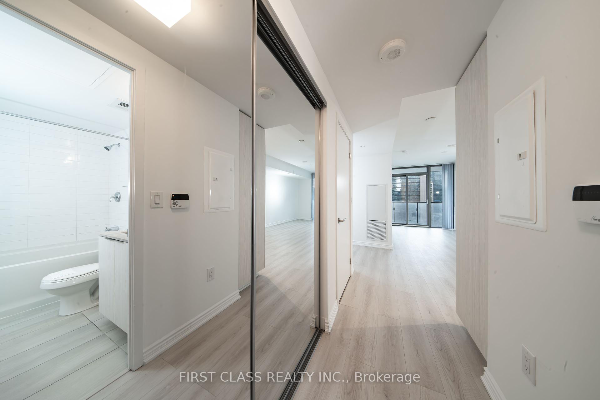 2 Bedrooms Condo at 11 Wellesley,  Toronto For sale