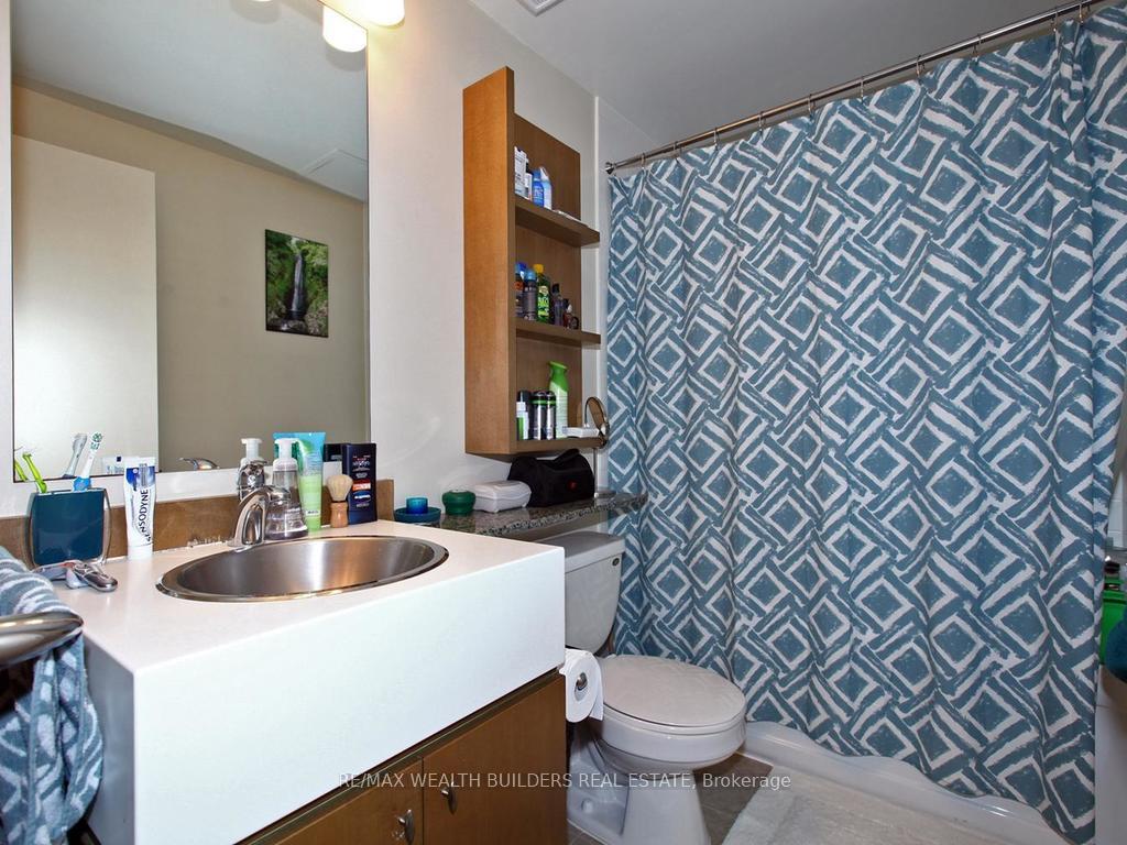 3 Bedrooms Condo at 35 Mariner,  Toronto For sale