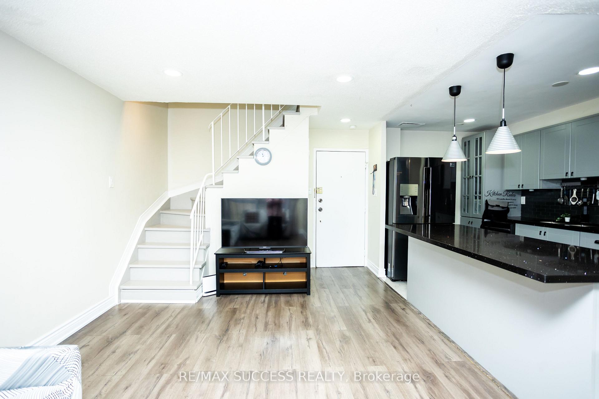 3 Bedrooms Condo at 2095 Roche, Mississauga For sale