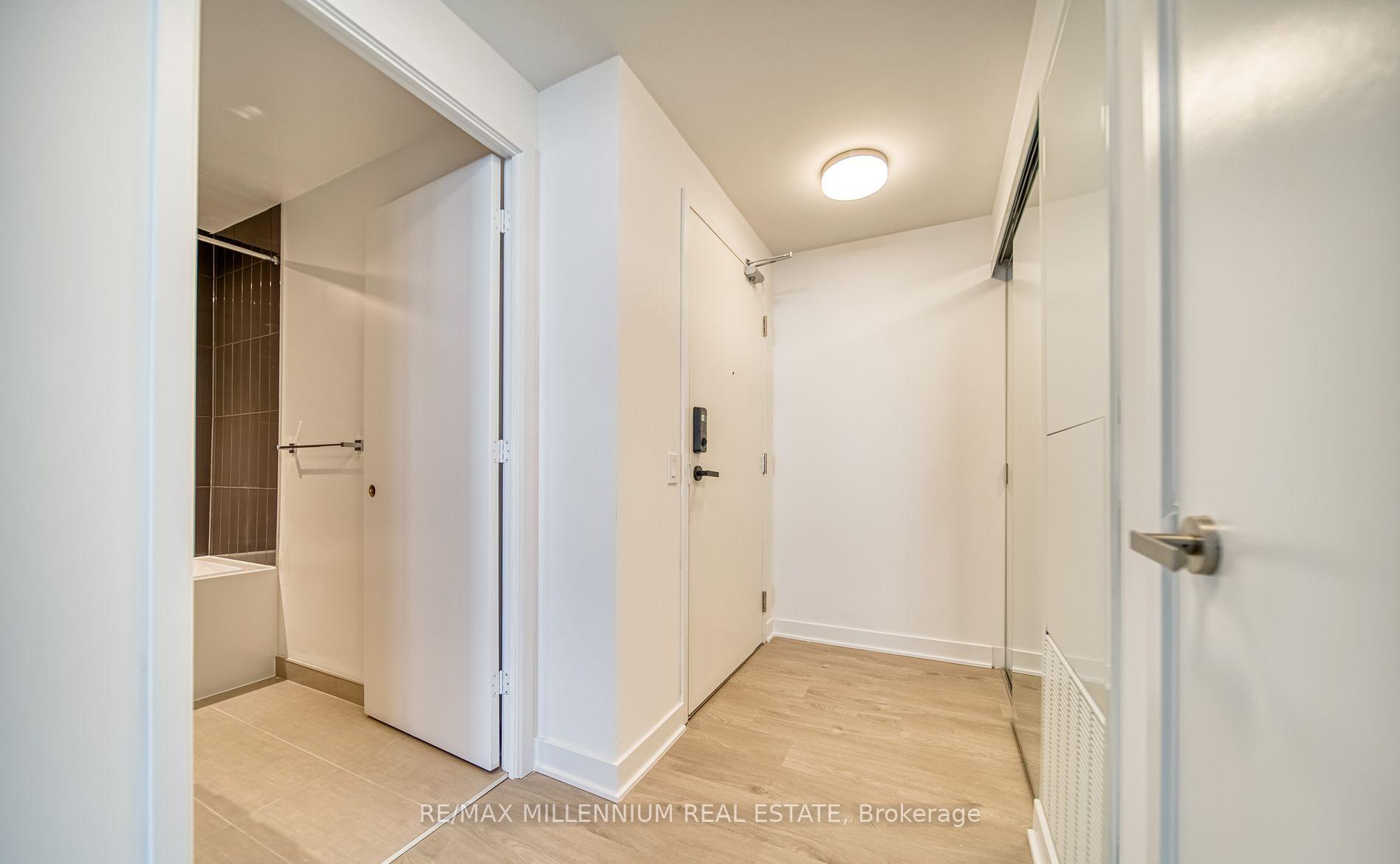2 Bedrooms Condo at 3900 Confederation, Mississauga For sale
