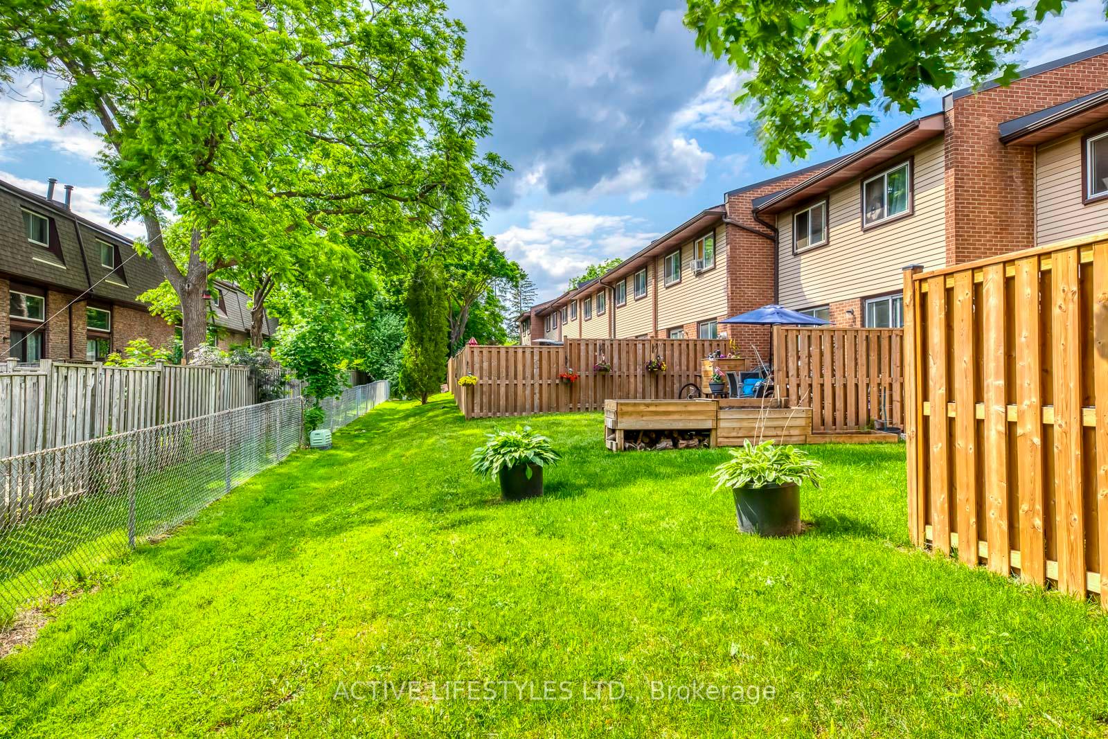 4 Bedrooms Condo at 2301 Derry, Mississauga For sale