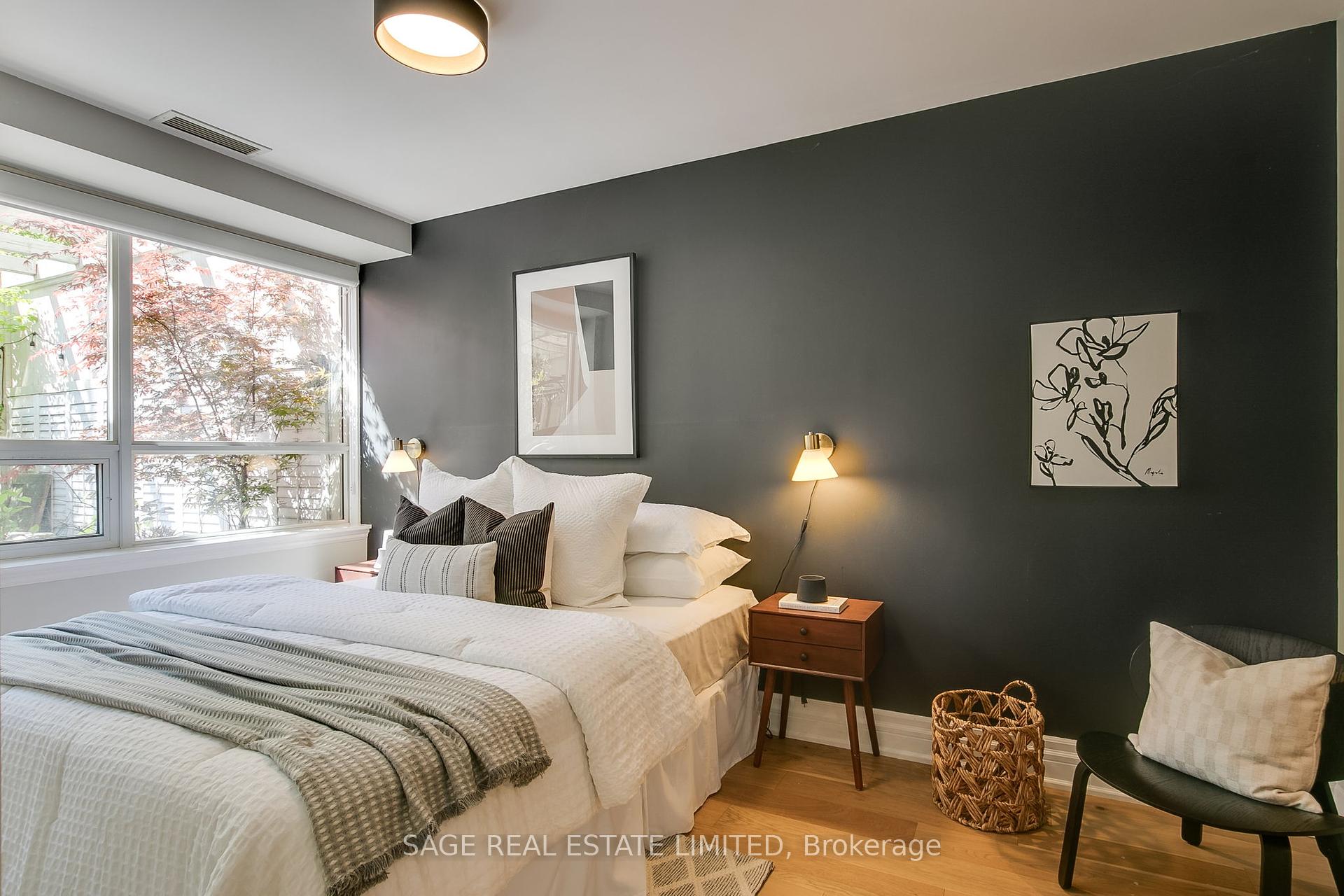2 Bedrooms Condo at 111 Merton, Toronto For sale