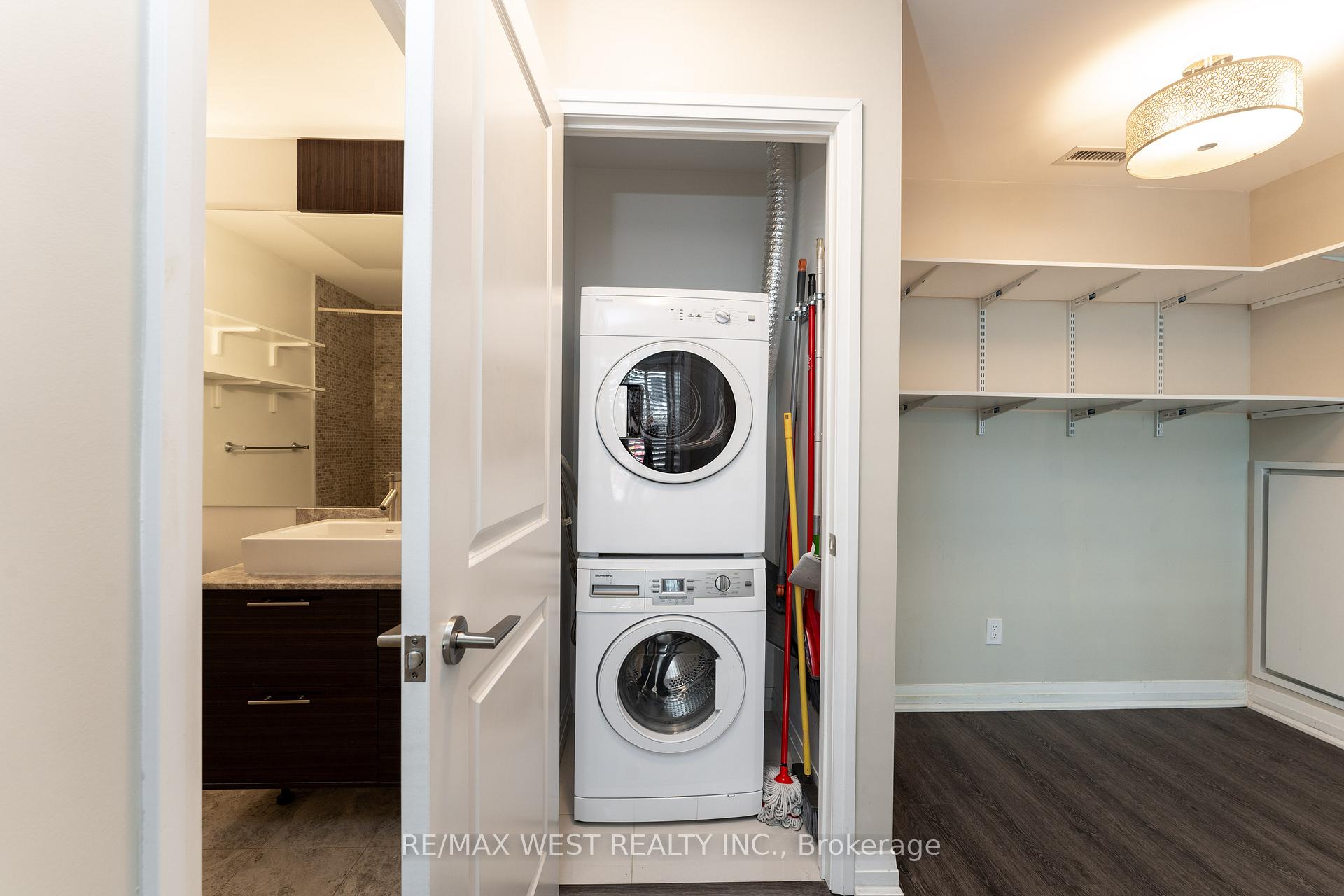 2 Bedrooms Condo at 8 Mercer, Toronto For sale