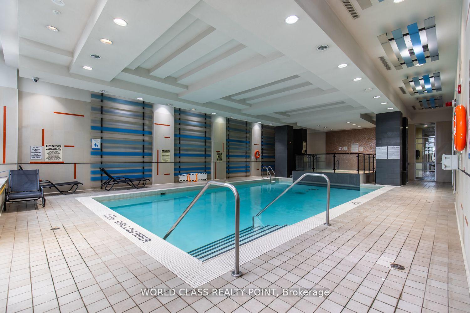 2 Bedrooms Condo at 330 Burnhamthorpe, Mississauga For sale