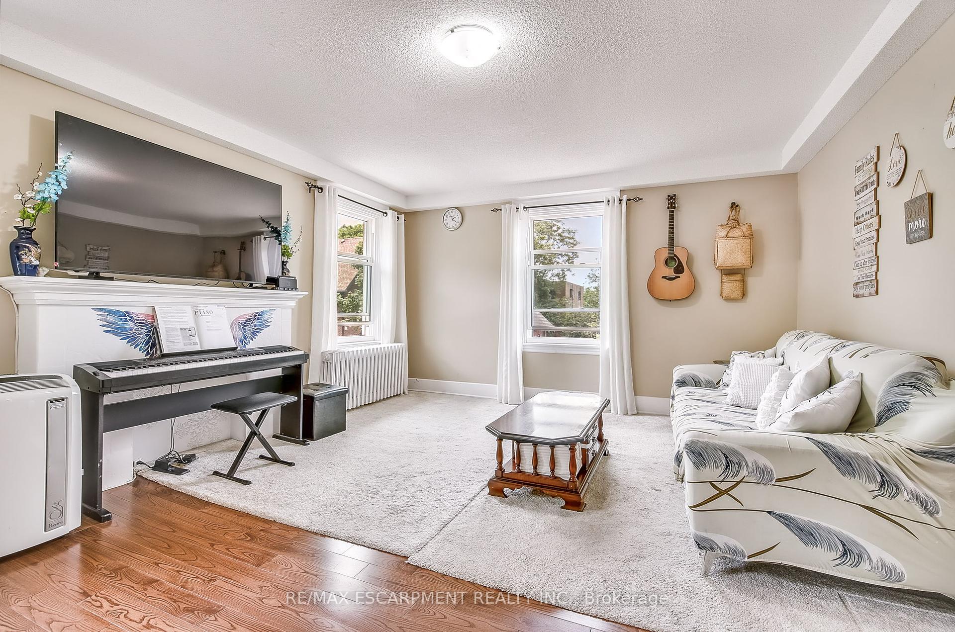 2 Bedrooms Condo at 25 Mountwood, Hamilton For sale