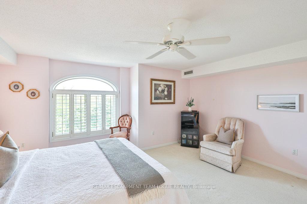 2 Bedrooms Condo at 216 Plains Road West, Burlington For sale