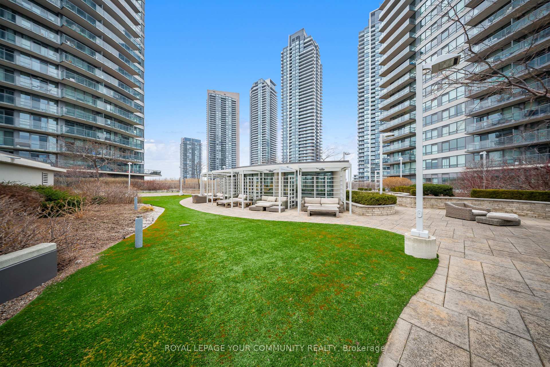 2 Bedrooms Condo at 15 Legion, Toronto For sale