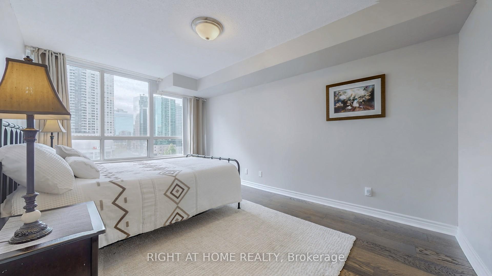 3 Bedrooms Condo at 18 Parkview, Toronto For sale