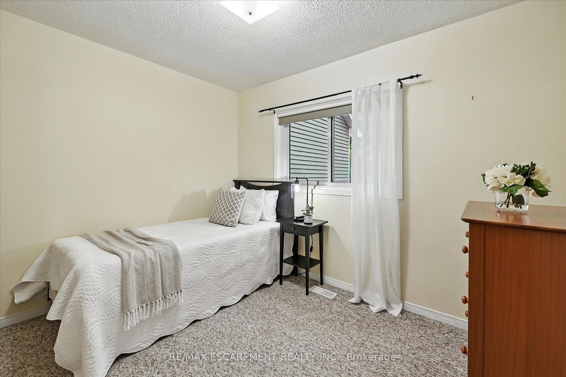 3 Bedrooms Condo at 2110 CLEAVER, Burlington For sale