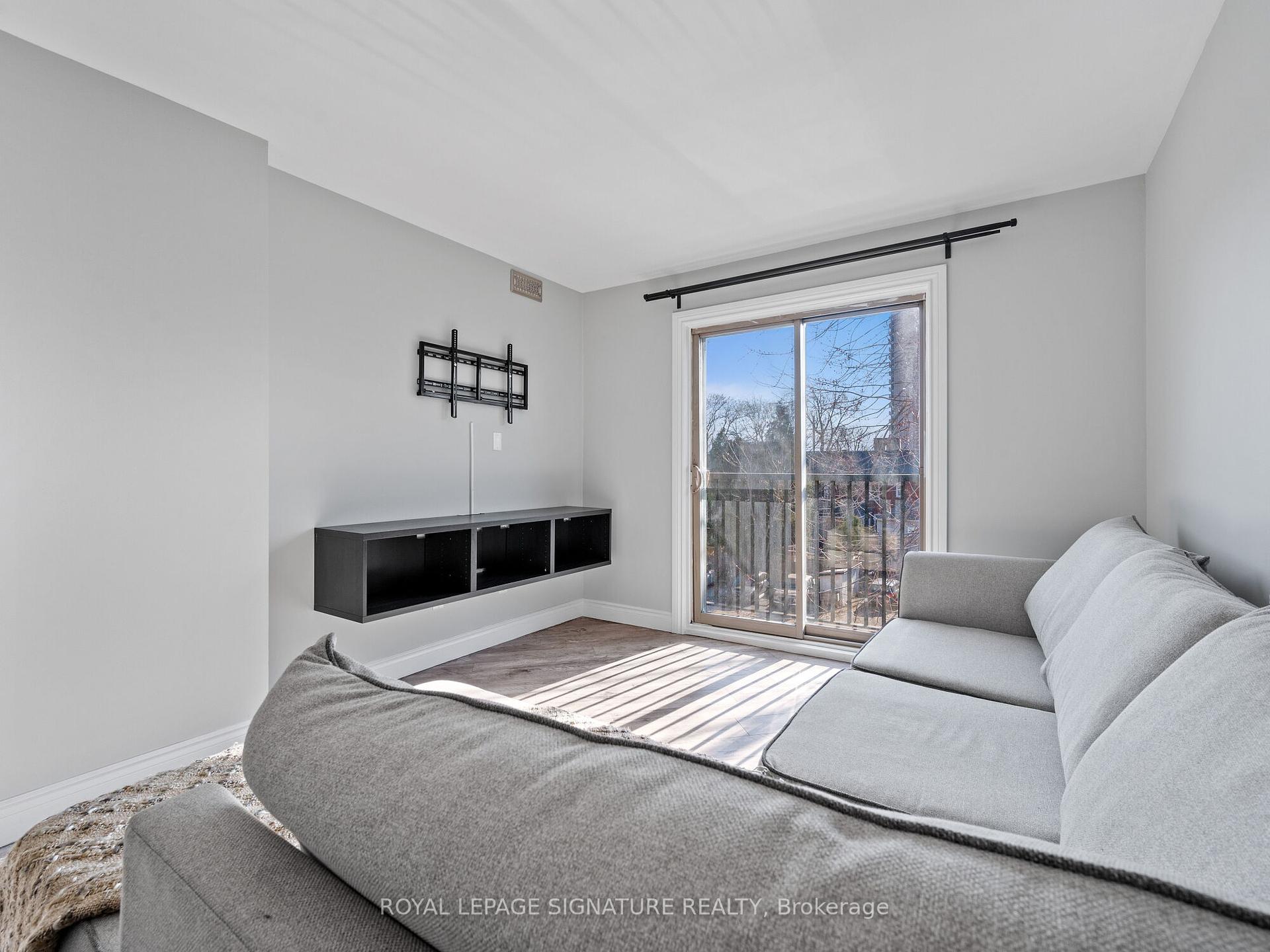 2 Bedrooms Condo at 28 Victoria, Hamilton For sale