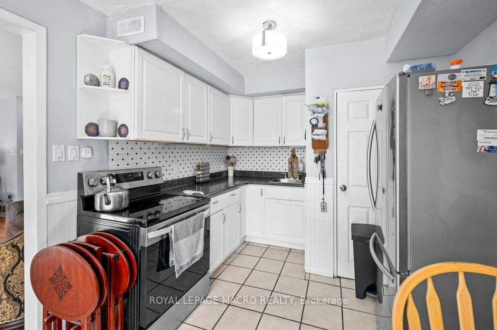 2 Bedrooms Condo at 483 Claridge, Burlington For sale
