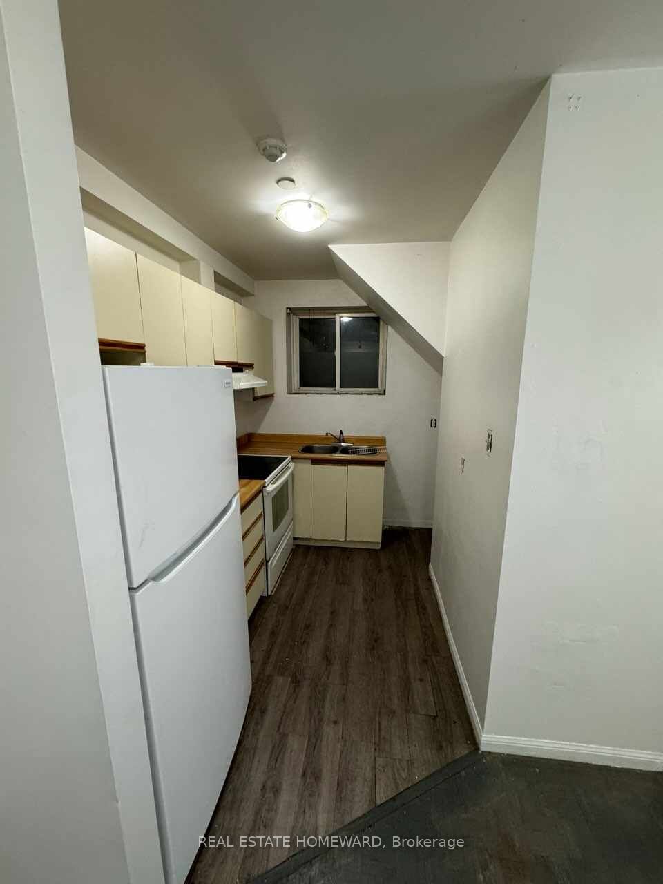996 Queen Street E, #4