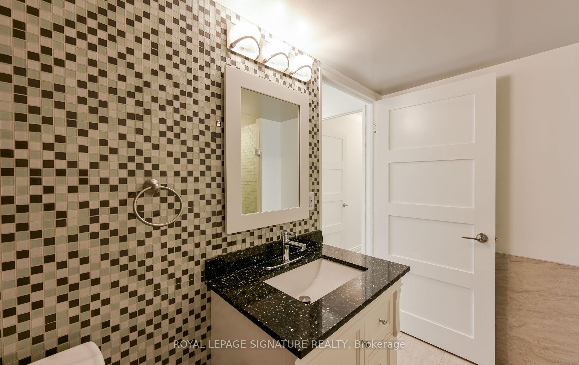 2 Bedrooms Condo at 75 King, Mississauga For sale