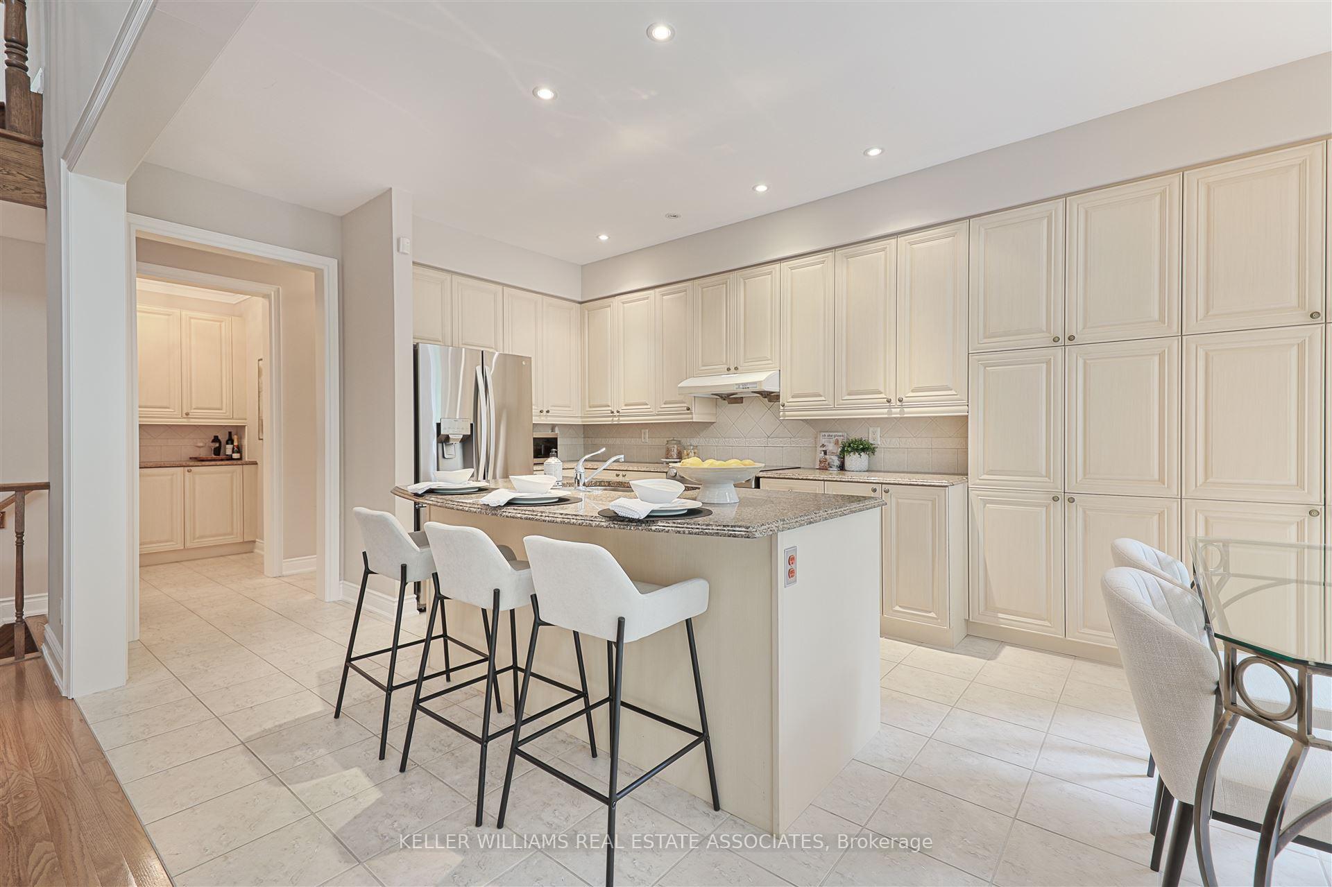 2 Bedrooms Condo at 726 Hidden Grove, Mississauga For sale