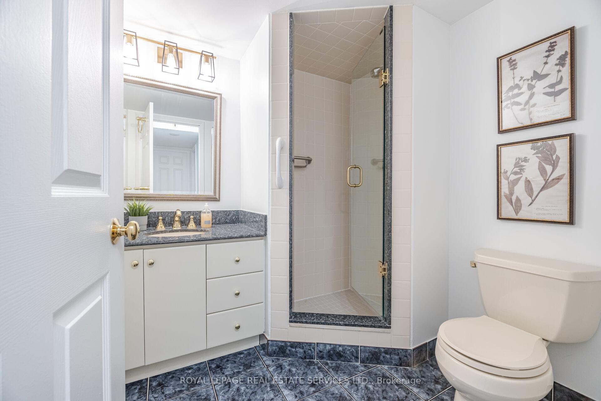 2 Bedrooms Condo at 40 Richview, Toronto For sale